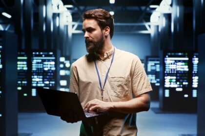 une personne dans un data center