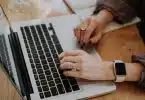 Une personne utilisant un ordinateur