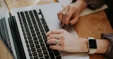 Une personne utilisant un ordinateur