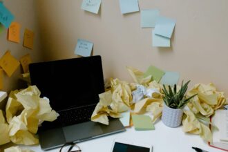 Face à la page blanche, les outils d’IA peuvent aider les étudiants à structurer leurs idées, sans remplacer leur réflexion personnelle.