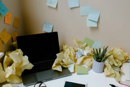 Face à la page blanche, les outils d’IA peuvent aider les étudiants à structurer leurs idées, sans remplacer leur réflexion personnelle.
